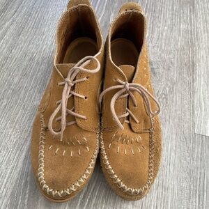 Minnetonka Size 6 Moccasins